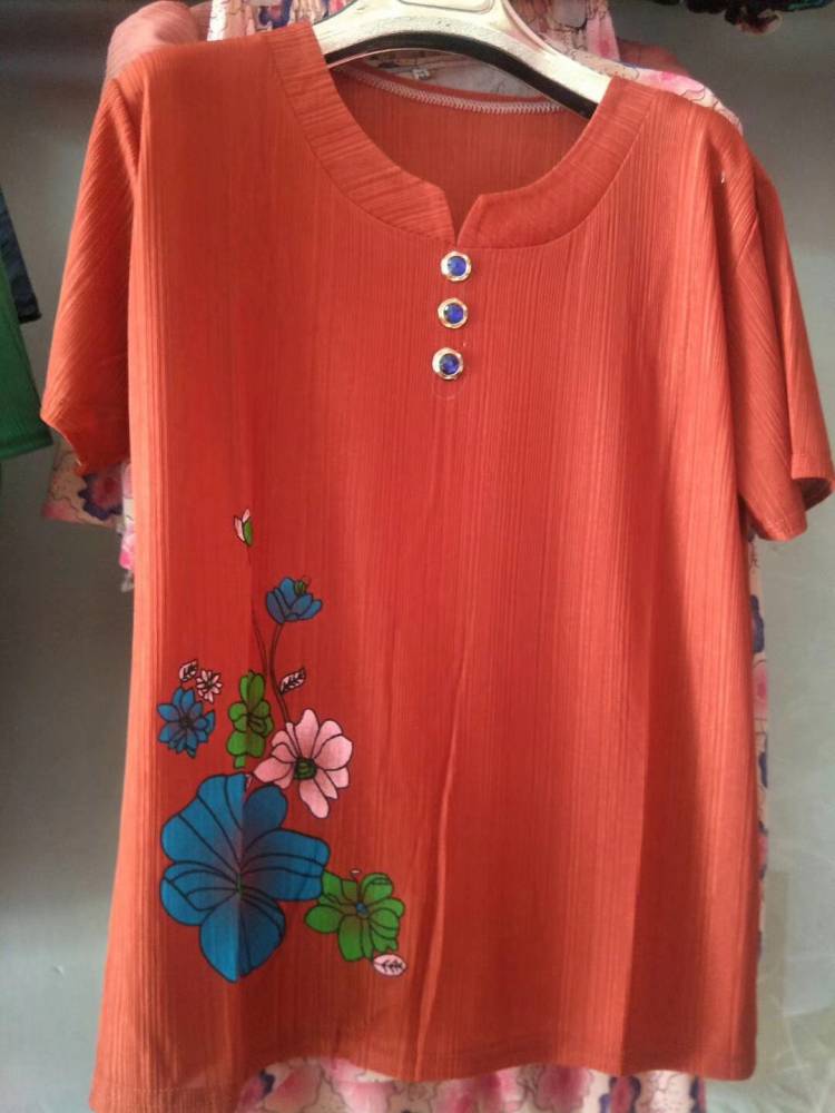 德陽服裝批發(fā)市場探秘 廣場舞阿姨裝10元起，年輕媽媽裝半袖5元拿貨